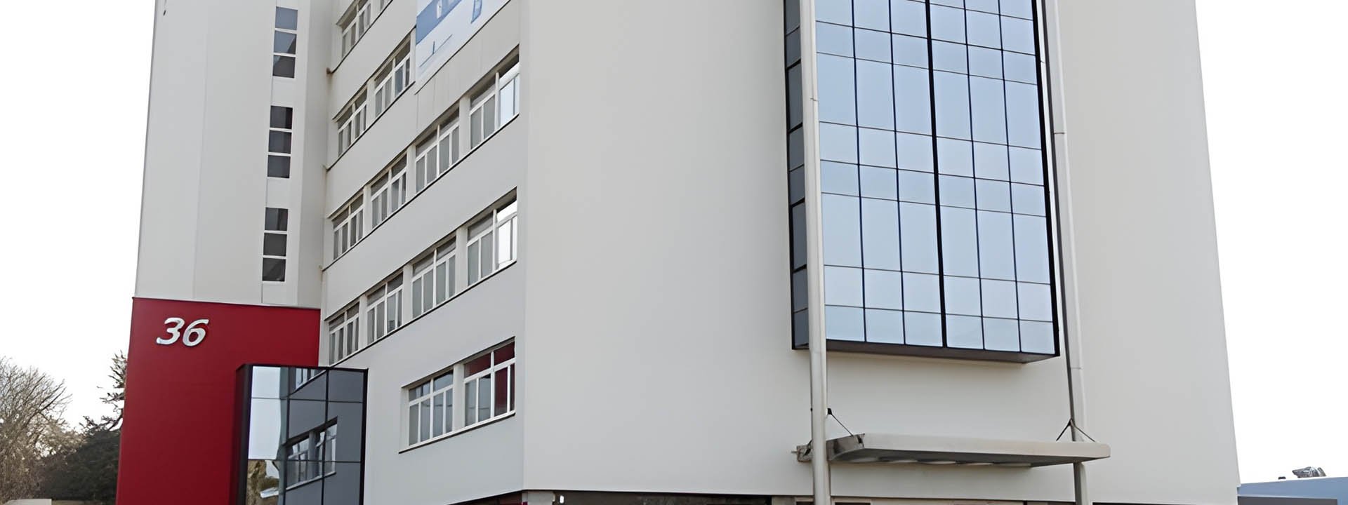 Modernes mehrgeschossiges Geb&auml;ude mit Glasfassade als Beispiel f&uuml;r Wohnungs- und Gewerbebau