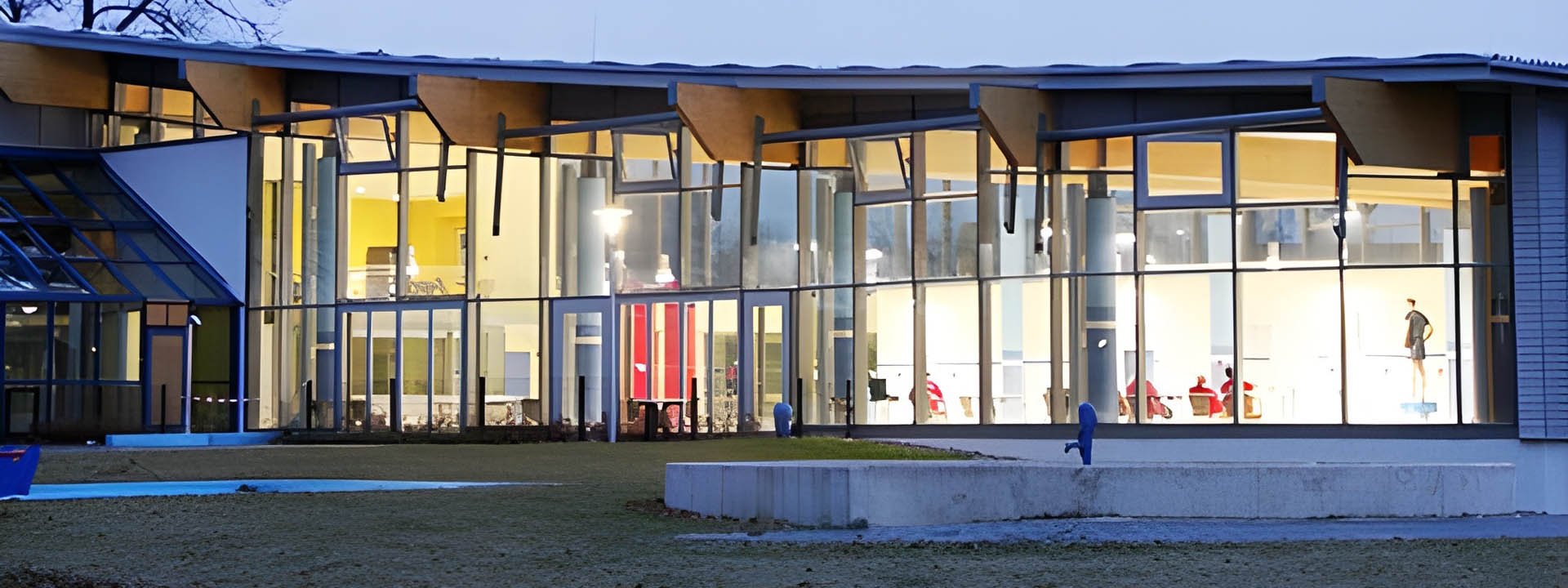 Moderne Schwimmhalle mit gro&szlig;fl&auml;chiger Glasfassade als Beispiel f&uuml;r Kommunalbau und &ouml;ffentliche Geb&auml;ude